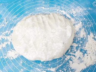 20、超详细家庭水饺,醒好的面团 撒适量干粉继续揉搓几分钟