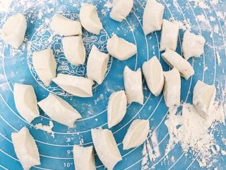 21、超详细家庭水饺,揉成长条分成大小适中的小剂子