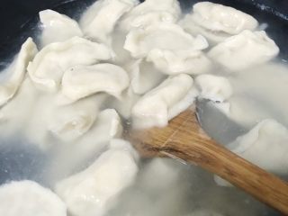 31、超详细家庭水饺,途中分三次加入凉水直至饺子浮起来即可 