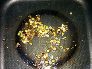 2、葱香米粉汤,放花生油热锅，把葱白爆至出香微黄