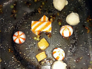 3、葱香米粉汤,葱白爆好直接加水和火锅料加盖烧开