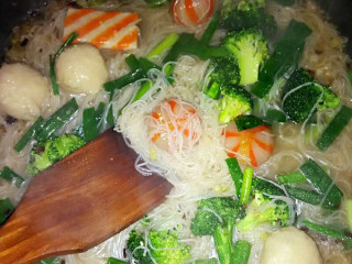 6、葱香米粉汤,最后一步，出锅前加入葱段、盐、鸡精搅动一下全部均匀即可出锅