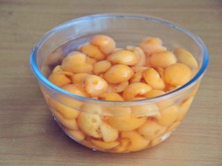 1、枇杷糖水, 将枇杷去皮去核，分成两半。为了防止氧化变黑，在去皮的过程中，准备一碗淡盐水，剥好皮的就先放在水里。