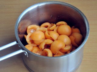 2、枇杷糖水, 将盐水倒掉，取果肉，放入一个不锈钢奶锅中。