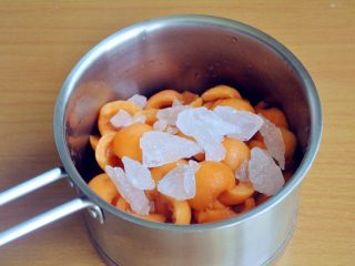 3、枇杷糖水,放入冰糖。