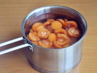 4、枇杷糖水,倒入适量的水。