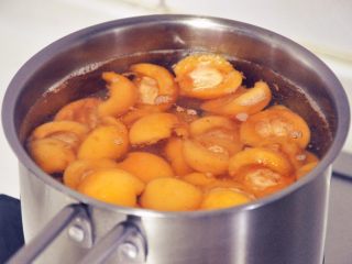 5、枇杷糖水,大火烧开后转小火，慢熬25-30分钟。