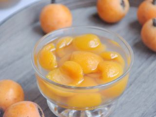 7、枇杷糖水,冰镇后食用最佳。