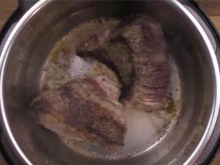 2、暖心的炖牛肉,把牛腩 上的脂肪切去，用粗盐 和胡椒 稍稍调味。