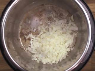 4、暖心的炖牛肉,把牛肉翻面，另一面也煎5分钟，然后起锅放在盘里。