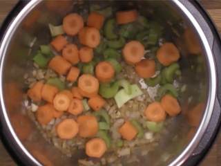 5、暖心的炖牛肉,在锅里加进橄榄油 ，洋葱切碎，倒进油里，加粗盐和胡椒调味。翻炒直到洋葱变软。放进大蒜瓣 ，翻炒直至香。