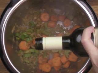 6、暖心的炖牛肉,胡萝卜 切块，芹菜 切丁，放进锅里翻炒，加粗盐和胡椒调味。