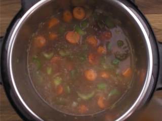 7、暖心的炖牛肉,在锅里倒进雪莉酒 加热。