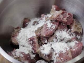 8、暖心的炖牛肉,倒进无盐鸡汤