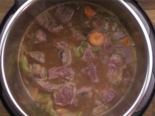 9、暖心的炖牛肉,把牛腩 切成约2.5厘米块，倒进面粉 用手抓匀。