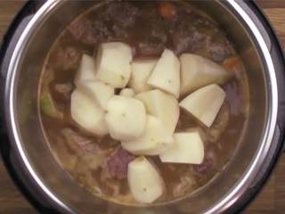 11、暖心的炖牛肉,加进月桂叶 ，撒一些干百里香 。