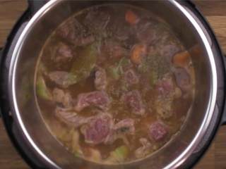 10、暖心的炖牛肉,把牛肉倒进汤里，不要让牛肉粘连在一起。不要过多地搅拌，减少淀粉融入汤中。