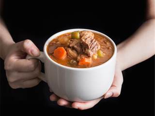 13、暖心的炖牛肉,用电压力锅炖70分钟，然后等待自然放气。若使用炉顶压力锅，只需要煮55分钟。