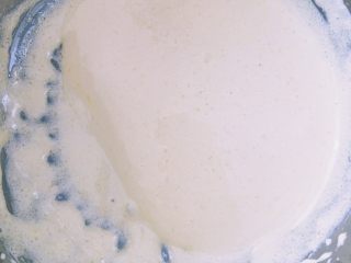 1、粉嫩的草莓冰激凌—无需烤箱系列,两个蛋黄加入细砂糖用电动打蛋器打至颜色发白