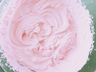 7、粉嫩的草莓冰激凌—无需烤箱系列,淡奶油加入过好筛的冻干草莓粉打发至9分发