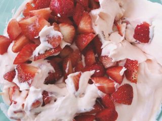 10、粉嫩的草莓冰激凌—无需烤箱系列,加入草莓丁，我切的太大了，小伙伴们一定要切小小的，或是不加哦～多少按自己的喜好～搅拌均匀