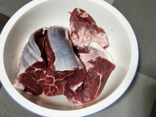 1、一碗让舌尖跳舞的鲜椒牛肉面,牛健肉洗净切小块