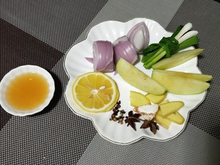 2、一碗让舌尖跳舞的鲜椒牛肉面,准备好料酒，柠檬片，洋葱，葱结，苹果，姜，山奈，八角，干花椒