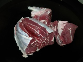 3、一碗让舌尖跳舞的鲜椒牛肉面,牛肉冷水下锅