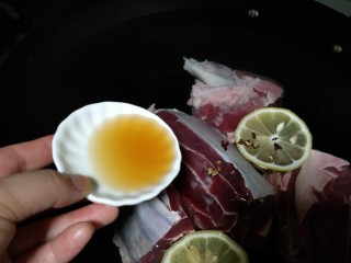 4、一碗让舌尖跳舞的鲜椒牛肉面,放柠檬片，花椒，料酒