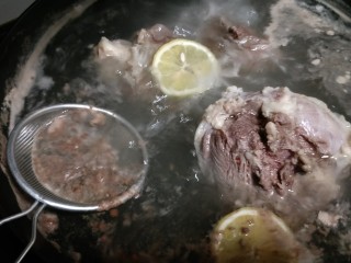 5、一碗让舌尖跳舞的鲜椒牛肉面,煮开后撇去浮沫，再煮5分钟