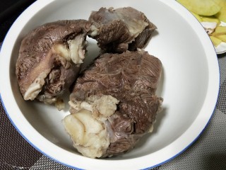 6、一碗让舌尖跳舞的鲜椒牛肉面,捞出流水冲洗个净，煮过牛肉的原汤捞出花椒，柠檬片，沉淀1小时，稍后再用