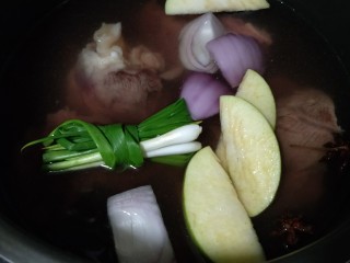 7、一碗让舌尖跳舞的鲜椒牛肉面,焯煮的牛肉放锅里，放苹果，葱，洋葱，八角，山奈，倒入煮牛肉的原汤（建议的可重新添加清水）加盖炖煮1小时。我用的电压力锅，不用看火