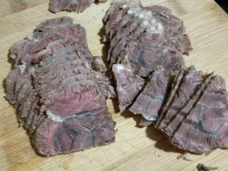 8、一碗让舌尖跳舞的鲜椒牛肉面,煮好的牛肉放凉切片