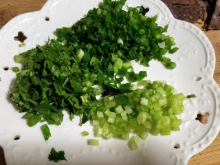 9、一碗让舌尖跳舞的鲜椒牛肉面,葱，香菜，芹菜切末