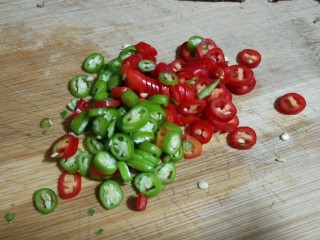 10、一碗让舌尖跳舞的鲜椒牛肉面,青红椒切圈