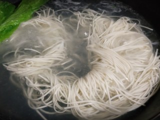 13、一碗让舌尖跳舞的鲜椒牛肉面,另起锅烧水，宽水煮面条，放点小青菜