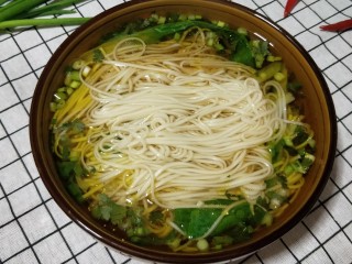 14、一碗让舌尖跳舞的鲜椒牛肉面,煮好的面条挑入汤碗中