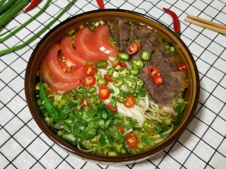 15、一碗让舌尖跳舞的鲜椒牛肉面,摆上牛肉，蕃茄，撒上青红椒圈，香菜叶即可