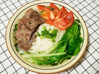 16、一碗让舌尖跳舞的鲜椒牛肉面,不吃麻也不吃辣的，那就清汤牛肉面，除生抽，麻油和青红椒不放，其他都放。