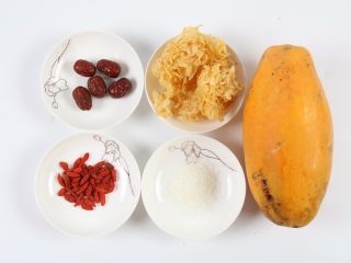1、银耳木瓜糖水,准备好食材:银耳、木瓜、红枣、枸杞、白糖。