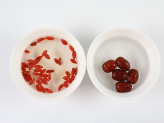 4、银耳木瓜糖水,枸杞、红枣分别加水,清洗干净。