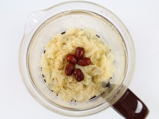 6、银耳木瓜糖水,把银耳、红枣放入养生壶里。