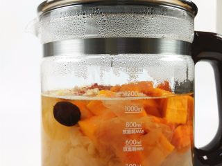 11、银耳木瓜糖水,盖上盖子,继续煮至程序结束,提示音响起,银耳木瓜糖水就煮好了。