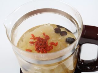 9、银耳木瓜糖水,程序结束前五分钟时候,开盖,加入枸杞。