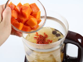 10、银耳木瓜糖水,加入木瓜,稍微搅拌一下。