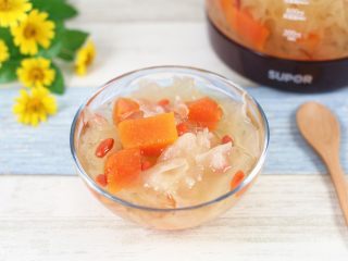 13、银耳木瓜糖水,如果家里有冰糖的,加入冰糖味道更好哦。