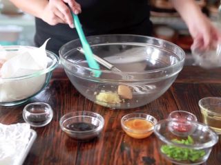 2、秘制酱料烤鸡翅,加入姜红糖