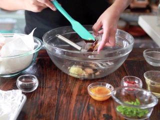 3、秘制酱料烤鸡翅,海鲜酱，推荐李锦记，香港买的和内地买的味道还不一样，成分也不一样