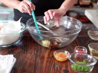 4、秘制酱料烤鸡翅,加入酱油