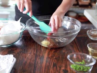 6、秘制酱料烤鸡翅,喜欢吃辣的可以再加辣椒酱